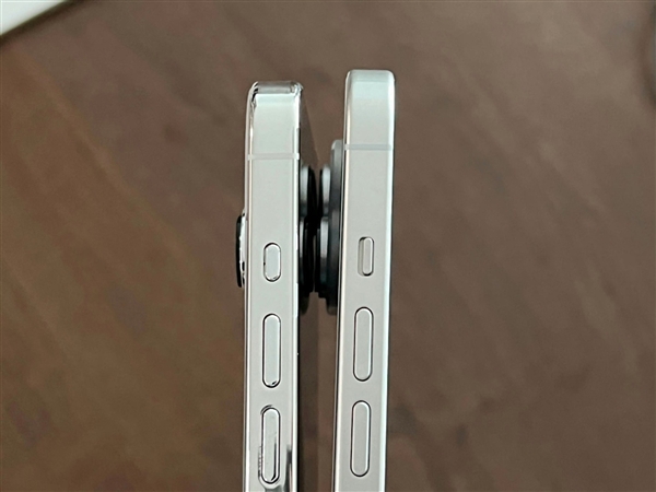 iphone 15 pro/14 pro对比图流出,近20年的静音拨片没了!