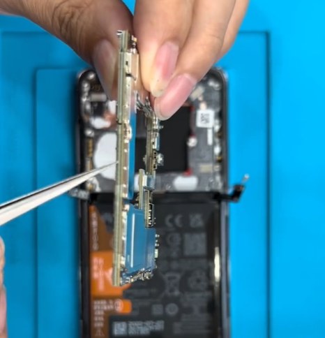 华为mate 50 pro拆解:主板预留5g射频芯片位置